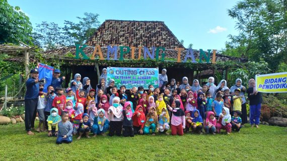 OUTING CLASS KELOMPOK B TK ISLAM AL AZHAAR TULUNGAGUNG DI KAMPUNG TANI TULUNGAGUNG